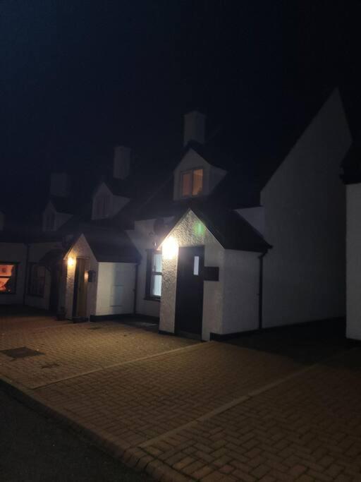 Cottage By The Sea Greencastle กรีนแคสเซิล ภายนอก รูปภาพ
